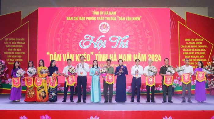Trao co luu niem cho ca doi thi dan van kheo.jpg